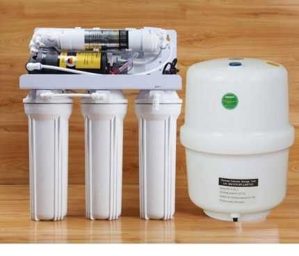 Purificatore d'acqua a membrana RO a 5 fasi bianco e serbatoio da 3,2 g per la filtrazione dell'acqua domestica