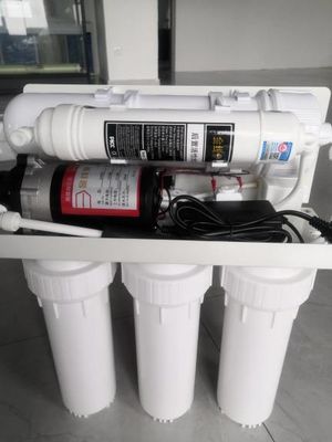 Purificatore d'acqua a membrana RO a 5 fasi bianco e serbatoio da 3,2 g per la filtrazione dell'acqua domestica