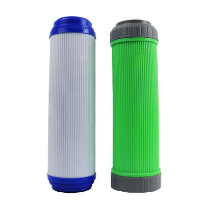 Un filtro a carbone attivo da 20 pollici, indispensabile per la produzione di acqua per alimenti e bevande