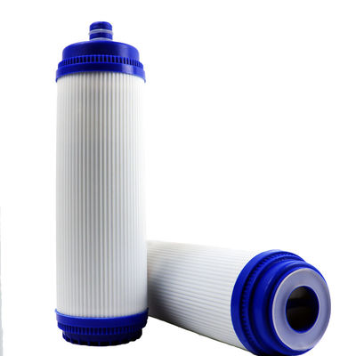 Un filtro a carbone attivo da 20 pollici, indispensabile per la produzione di acqua per alimenti e bevande