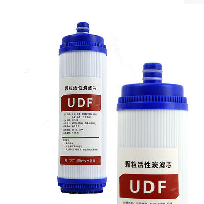 Un filtro a carbone attivo da 20 pollici, indispensabile per la produzione di acqua per alimenti e bevande